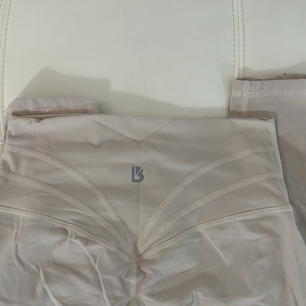 BUFF BUNNY Size M - Cream Leggings